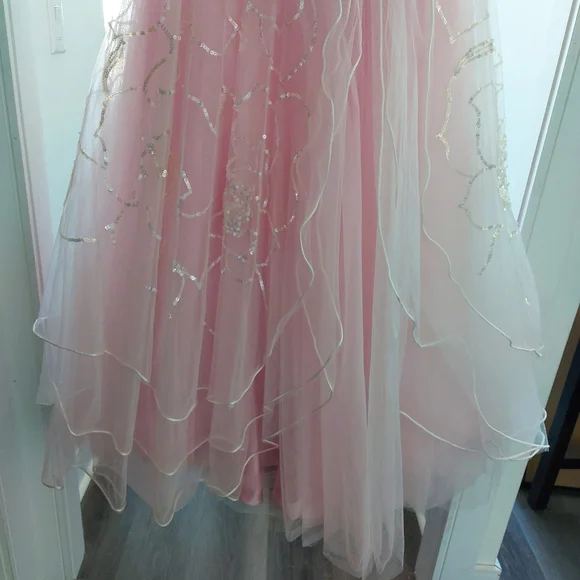 Beautiful Cache Gown🩰🛍 - Picture 12 of 17